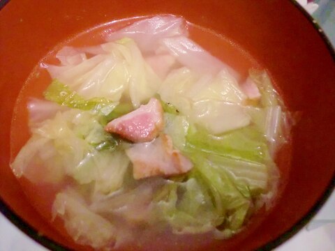 味覇で簡単♪白菜とベーコンの中華スープ